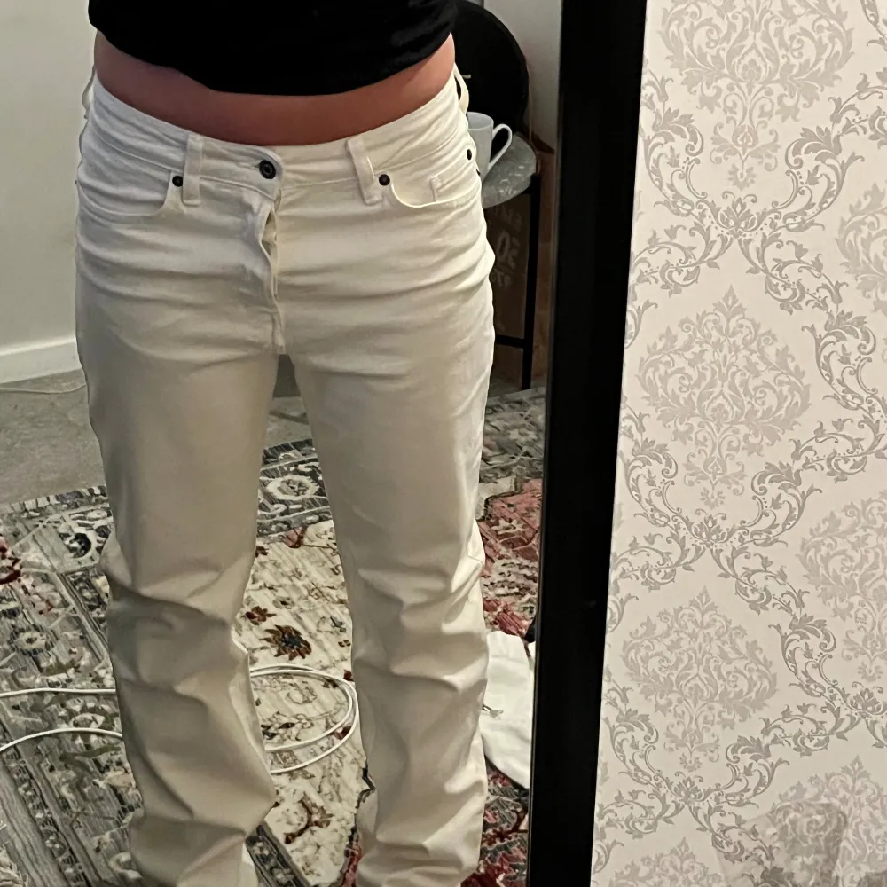 säljer dessa straightleg jeans, varför? för de är lite för stora för mig o kommer inte till användning. de är i nyskick, intresserad? kom gärna privat💗💗🫶🏽. Jeans & Byxor.