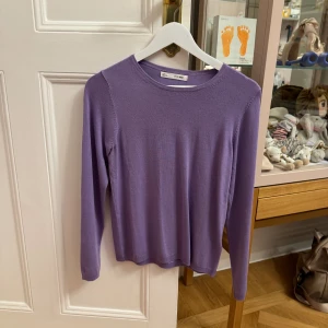 Lila tröja💜 - Jättefin lila tröja i storlek S. Aldrig använt. Köpt i grekland i somras. Skriv för fler bilder/frågor🥰