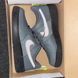 Air force 1 - Storlek 43 använda en gång priset kan diskuteras vid snabb affär 