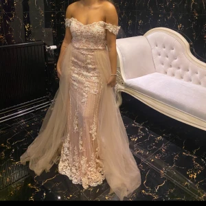 Klänning - Använd endast 1 gång, jättebra skick  Går att ta bort över kjolen Pris kan diskuteras! Möts endast upp!