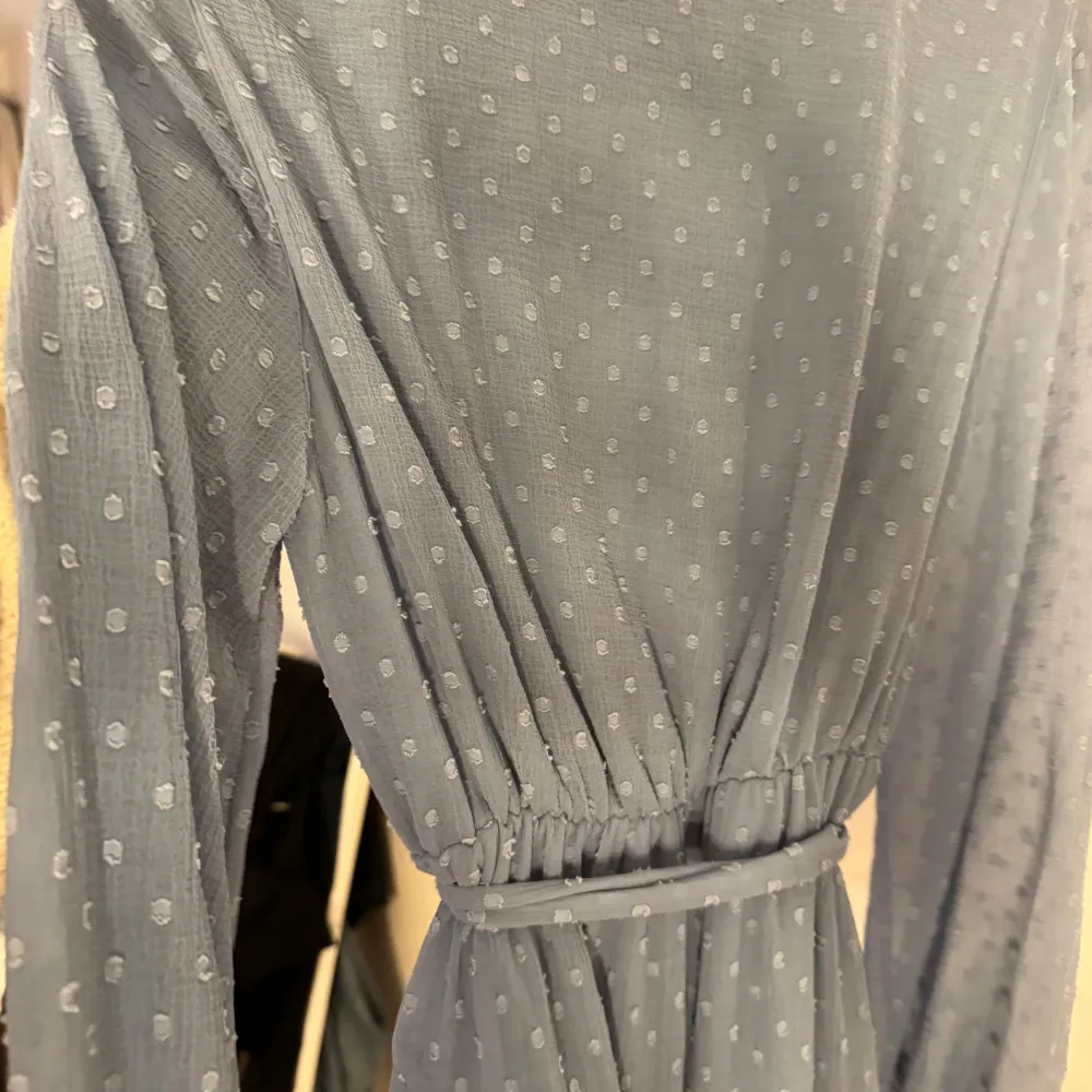 Jättefin klänning från vero Moda som aldrig kommit till användning då jag ej tycker färgen passar mig. Lite svår att visa på bild så vill ni se med den på så skriv. . Klänningar.