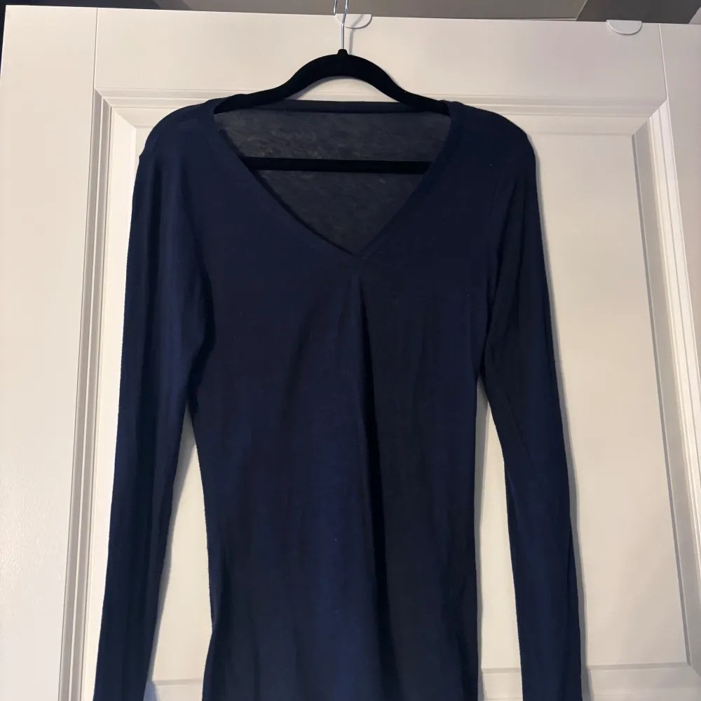 En v ringad marin blå tröja från intimissimi. Använd 3-4 gånger Max. Säljer för 179 ny pris 449. Toppar.