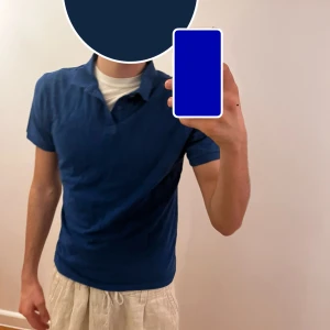 Blå Polo Skjorta - Kontakta oss via pm vid frågor. Kan stå för frakten. Strl: S. Ny