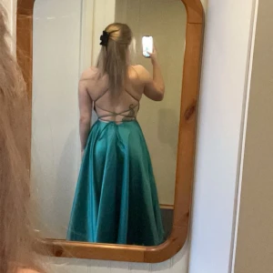 Balklänning - Säljer min balklänning då jag hitta en annan. Den passar någon som är 165 eller kortare. Midjan är 74cm och ryggen är reglerbar. Den passar mig som vanligtvis har S-M. Bara att skriva vid frågor!🥰 Priset är inte hugget i sten