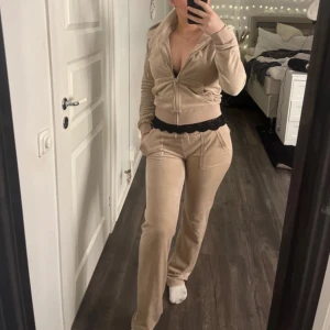 Juicy set - Inga defekter, jättefina o mjuka har inte använt så mkt💕 vill man köpa var för sig så kostar de 500kr 🫶båda i storlek S!