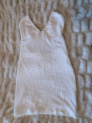 Miniklänning öppen rygg  - Säljer denna fina sommarklänning från Bershka då den har blivit för liten för mig. Det är storlek M men skulle säga att den passar mer som en S