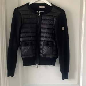 Moncler Cardigan - Moncler cardigan i Svart💕bra skick är, hade gärna velat byta den mot en i stl M