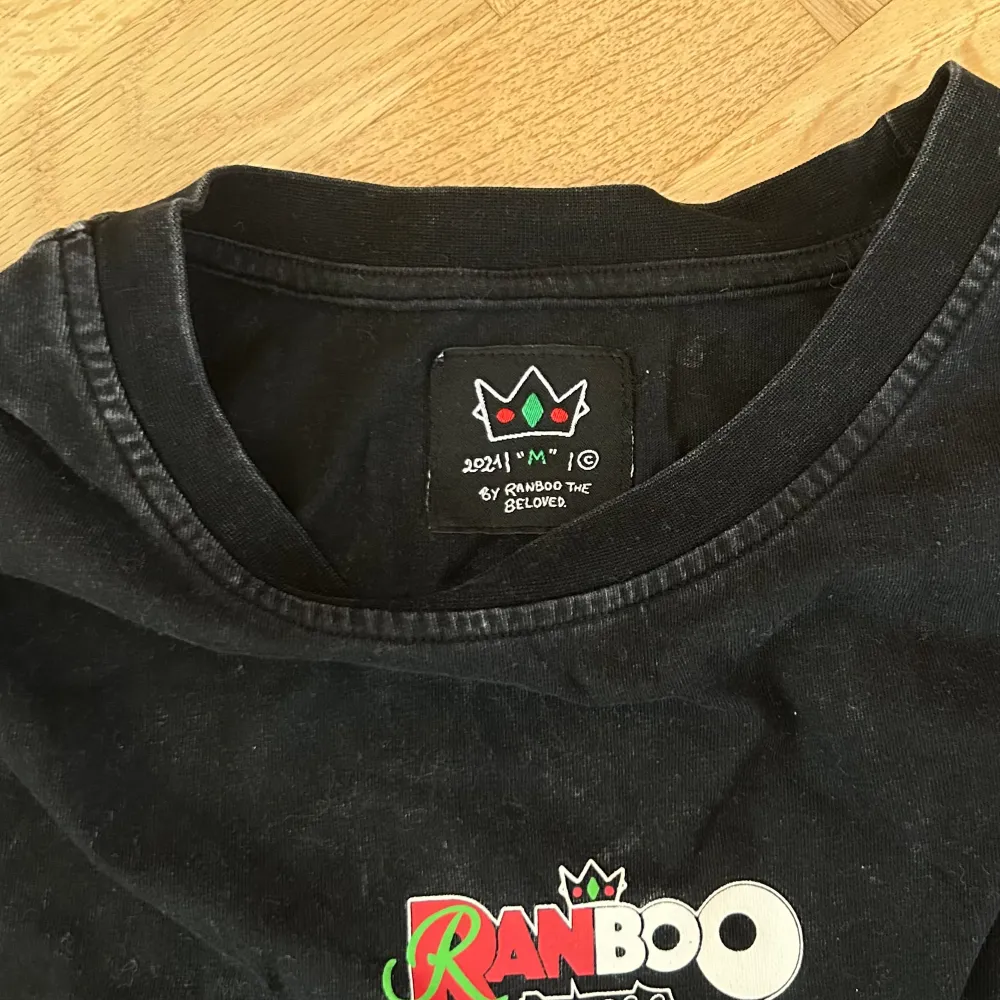 Ranboo merch t-shirt. Färgen är svart men har en ”washed” effekt, så den är inte hel svart. Tryck på framsida och baksida. Jättebra kvalitet och i mycket bra skick. Storlek M. Den är köpt på Ranboos officiella merchsida. T-shirts.