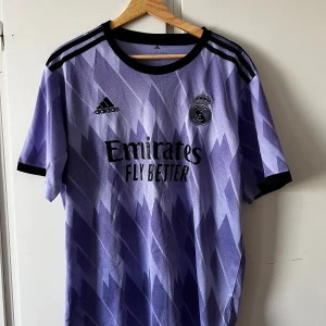 fotbollströja - Nyligen köpt, det är inga fläckar eller fel på den, oanvänd, köpare står för frakten