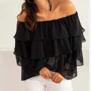 Säljer denna snygga svarta off-shoulder blusen från Zara. Perfekt som festtopp 🥰