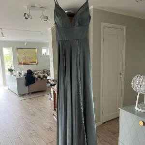 Bal/tärnkläning💗 -  från Ivory Fields i Stockholm. Storlek 4/s. Jag är 170 cm och den satt perfekt på mig med klackskor. Nypris är 3300, jag säljer för 2500💗 Endast använd en gång och kemtvättad direkt efteråt.  Är som ny!  Färgen är ”sage green” 