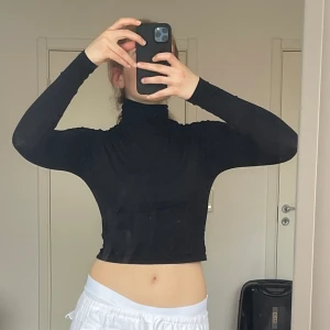 Svart turtleneck  - Svart turtleneck från H&am knappt använd och i gott skick. Skön att ha på sig och funkar att ha under hoodies eller bara som den är. Storlek S men passar även på M. Ställ gärna frågor 💞