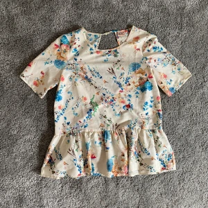 Blus - Säljer denna fina blommiga blus i storlek 38. Inga defekter och i bra skick💕