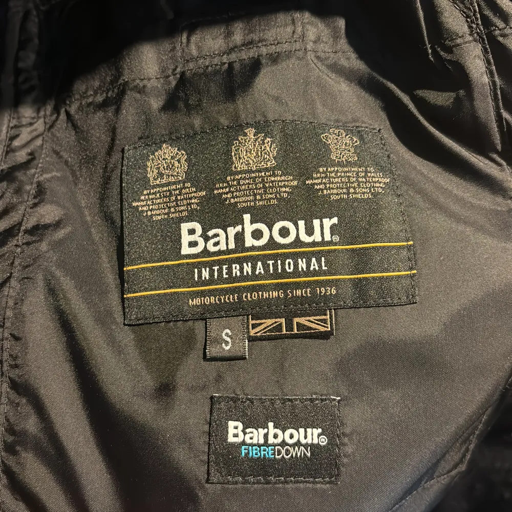 Säljer denna Barbour jacka eftersom den är för liten köptes ungefär för 5 månader sen och användes sällan. Nypris 2800. Jackor.