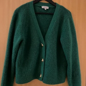 Mossgrön kofta Other Stories - Stlk M. Knappar i gulfärg äppleform. Skick 9/10 (knappt använd)