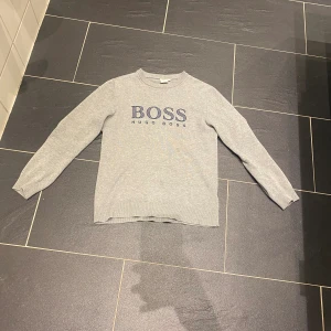 HUGO BOSS TRÖJA - Riktigt fet stickad Hugo Boss tröja 🌟 inga defekter, passar perfekt inför sommaren 🔥