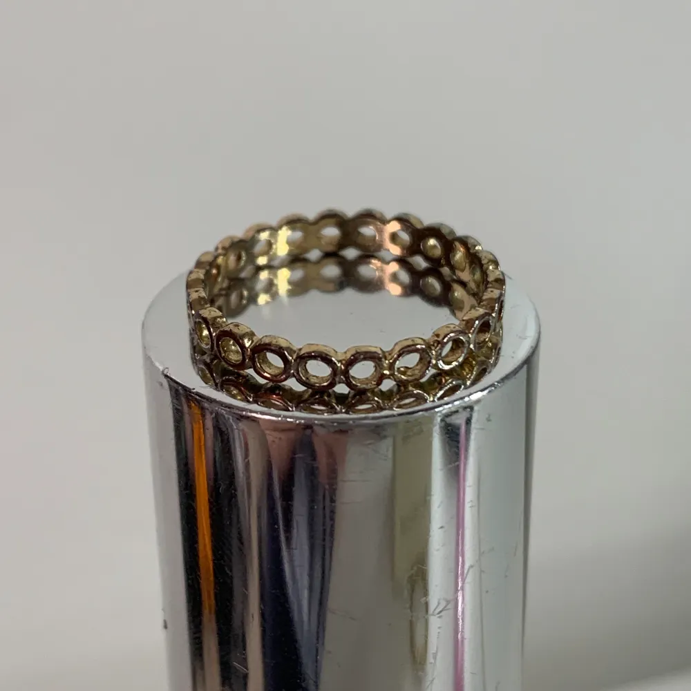 Säljer denna guld ring pga att jag inte använder den 💓ge gärna prisförslag! 😊inte äkta guld!. Accessoarer.
