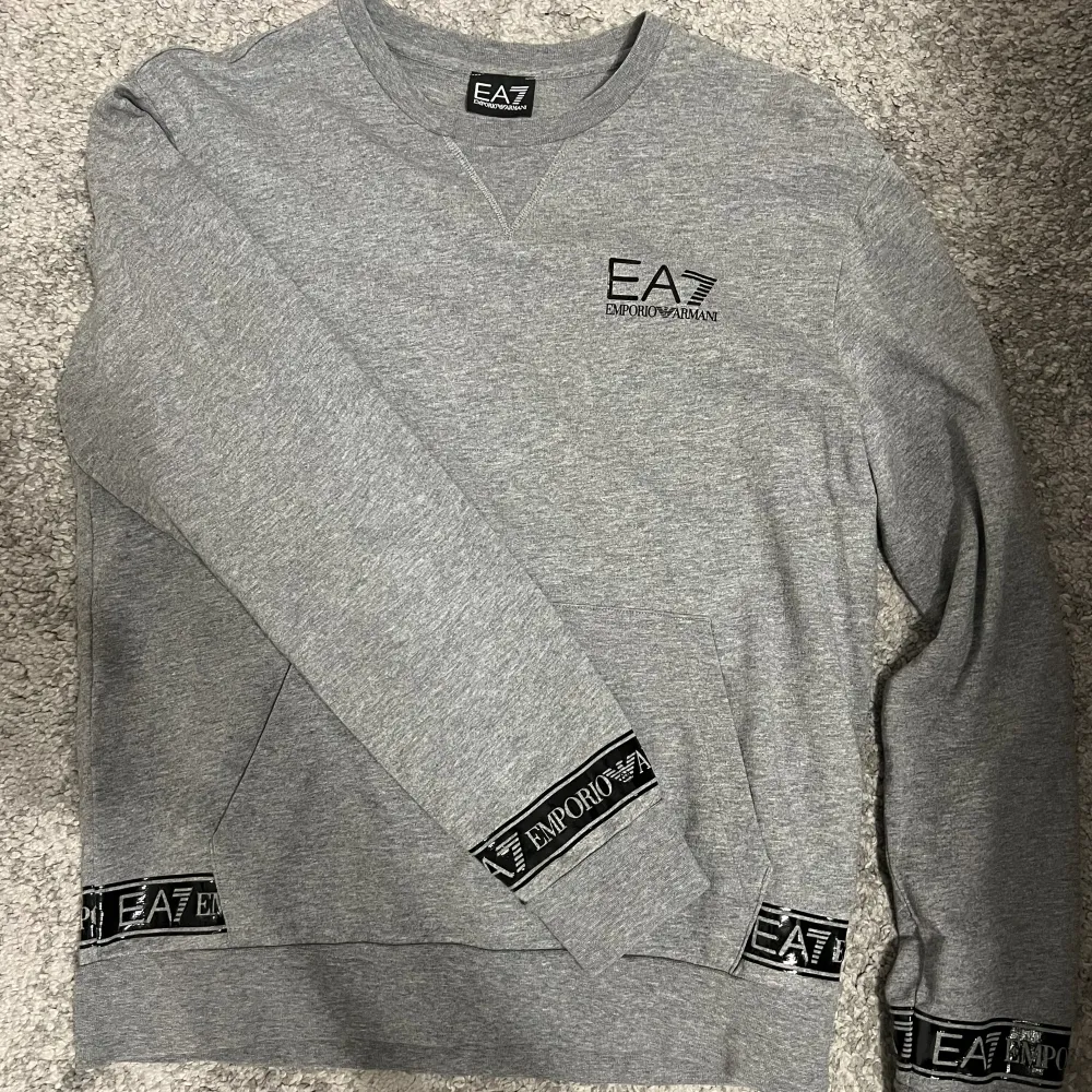 Säljer denna EA7 tröja, den är i mycket gott skick och i storlek XS. . Hoodies.