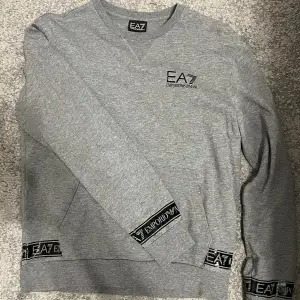 Säljer denna EA7 tröja, den är i mycket gott skick och i storlek XS. 