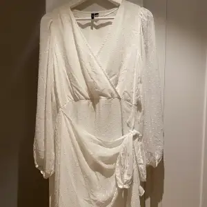 vit knälång klänning