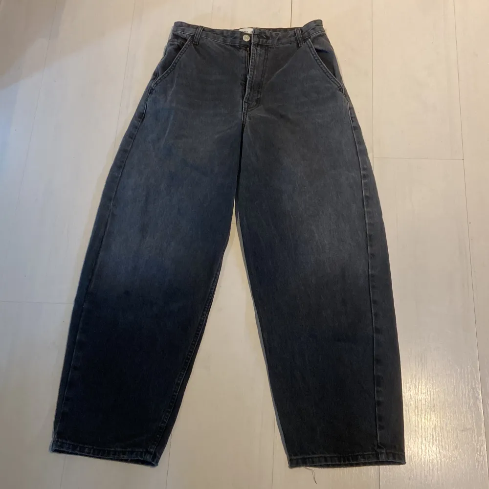 Storlek 34, för små, bra skick, använda en gång, obs kolla min bio . Jeans & Byxor.