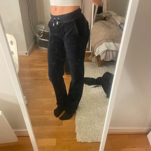 Juicy Couture byxor, MÖRKBLÅ - Jag säljer nu dessa fina juicy byxor då de ej kommer till användning, de i mycket fint skick och ser nästan oanvända ut! Jag köpte dem för 1100kr men säljer nu för 600kr!💓🫶🏼