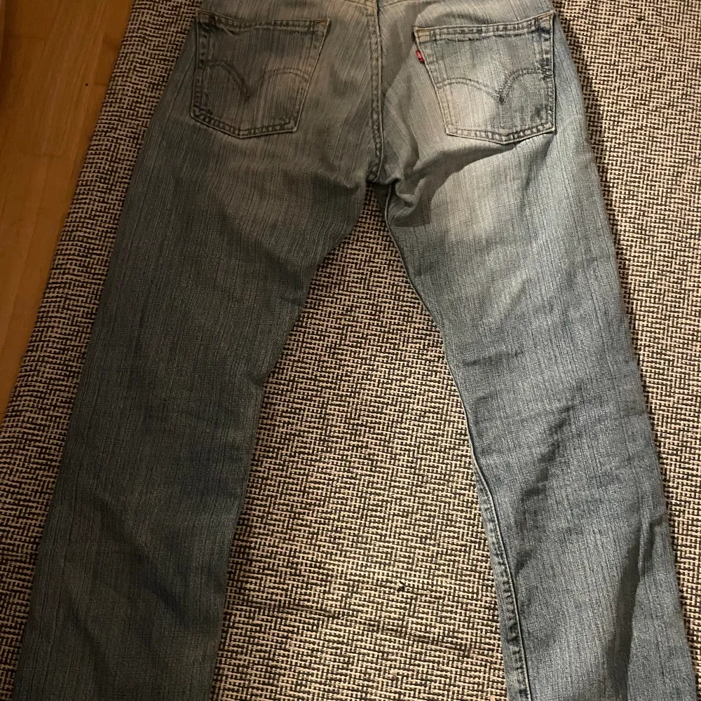 Ett par ass snygga Levis jeans som är i stolek 34-38 säljer för att dem är för stora orginal pris 1250 kr ps. Priset kan diskuteras 💘💘. Jeans & Byxor.
