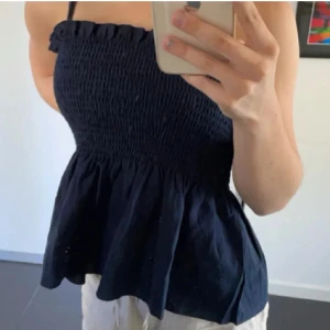 Snygg sommartopp volang - Jättefin topp, perfekt till sommarn ❤️ nyskick, passar nog en skala från xs-m då den är stretchig (lånade bilder)