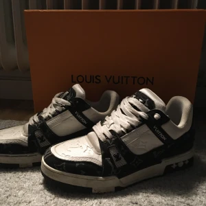 Louis Vuitton skor storlek 39  - Säljer skorna då jag vuxit ur dem väldigt bra skick skriv för fler frågor endast seriösa köpare tack allt är äkta  