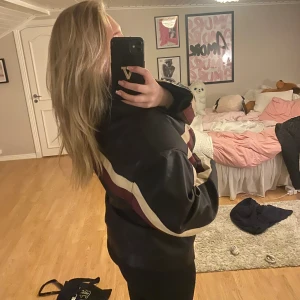 OVERSIZE VINTAGE JACKA - Säljer denna skitcoola oversize jackan! Den är i storlek 52 därför oversize på mig! Den passar både killar och tjejer!!