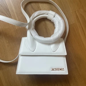 Jacquemus väska - Vit väska med guld detaljer, inspererad därav billigt pris✨