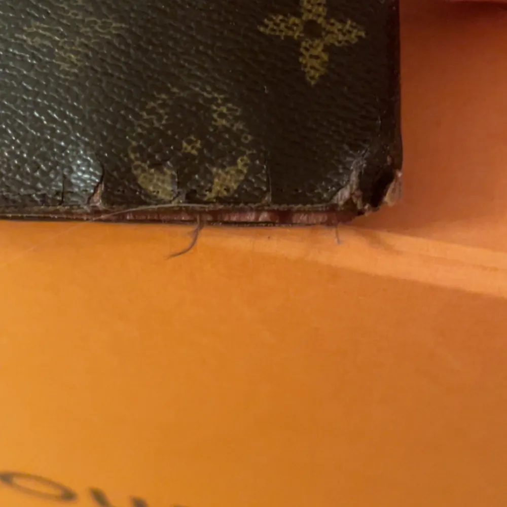 Säljer denna Louis Vuitton plånboken, skick 5/10. Använt skick och förekommer defekter på den, skriv privat för mer bilder på den samt defekterna. Priset går att förhandla vid snabbköp. Nypris ungefär 5000kr mitt pris:999kr. (SJÄLVKLART ÄKTA). Accessoarer.