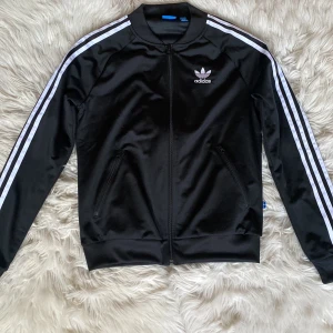 Adidas kofta - Skit cool Adidas kofta som säljs pga inte min stil Nästan ny Kommer nytvättad såklart! Material: 100% polyester 