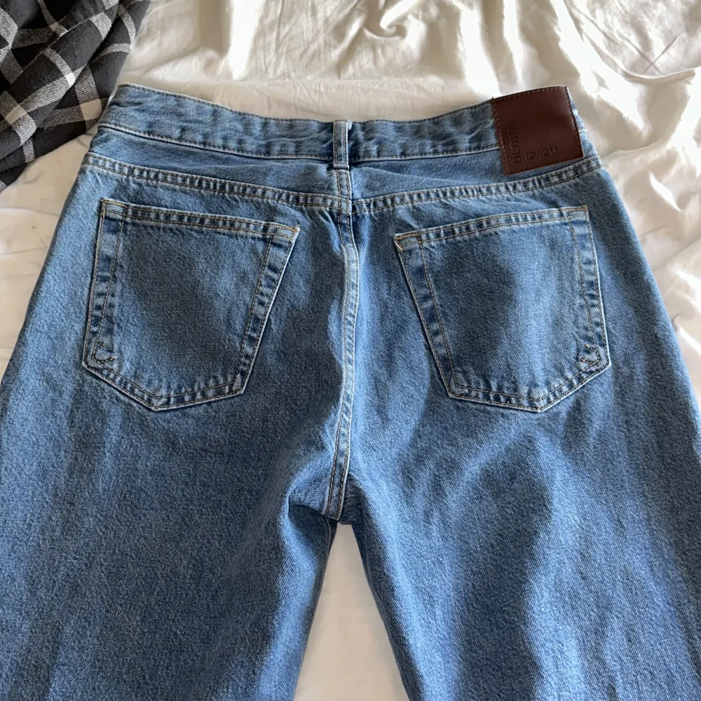 Säljer mina helt oanvända blåa jeans från bikbok, endast testat dem. Säljer dem pågrund av att dem är förstora för mig, dem är i bra skick och kommer inte till användning så därför säljer jag dem. Dem är lågmidjade. Hör av er om ni undrar något!🩷. Jeans & Byxor.