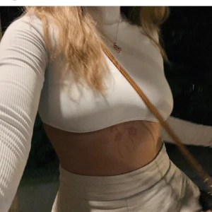 Croppad långärmad - Croppad långärmad från HM. Använd 2 gånger ❤️