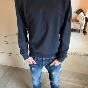 Stone island tröja - As snygg Stone island tröja! Den är XL i junior storlekar så ungefär s i vanlig är lite liten för mig som är 180. Skicket är ca 7,5/10 där av sitt pris.