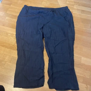 Baggy linnebyxor - Tja! Säljer detta plagg då det passar inte mig Hör av dig för fler frågor🤩