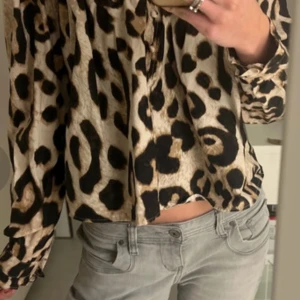 Leopard blus - Jättefin blus i leopard mönster. Storlek S i nytt skick 