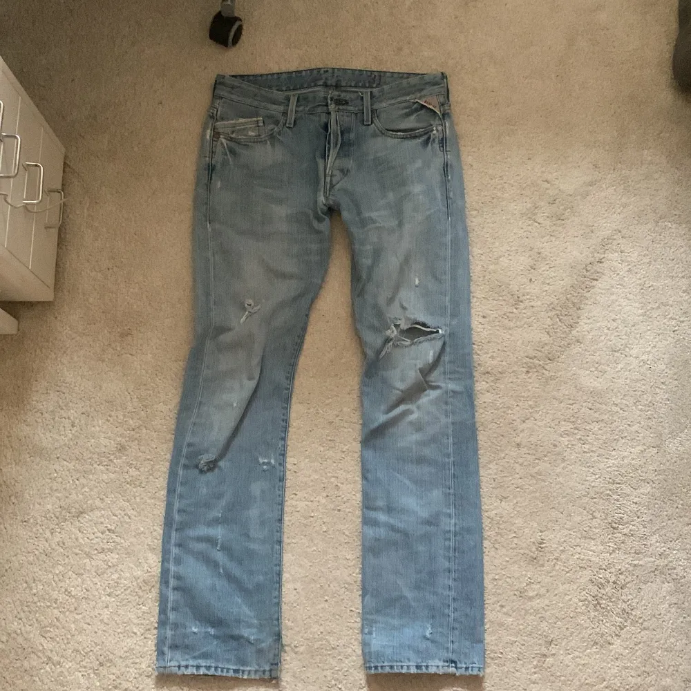 Skit snygga lågmidjade raka replay jeans, köpta på en marknad i Rom. Lite slitningar framtill och innerbenslängden är: 85cm och passar mig som brukar ha 36/38 eller S. Jeans & Byxor.
