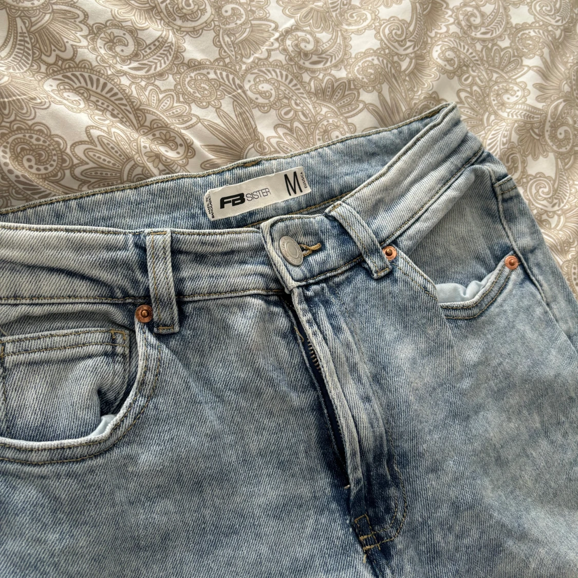 blå utsvängda jeans  - 90