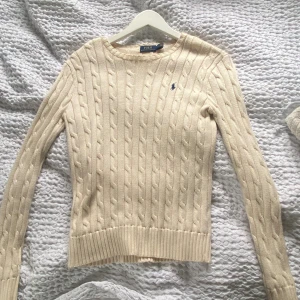 Polo Ralph lauren - Jätte snygg polo Ralph lauren tröja. Som jag dock inte får till användning. Köpt i london för ungefär 2000. Finns inga märken på användning. Kan diskutera priset. 