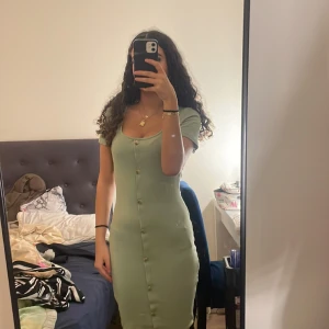 En grön klännig - En söt grön klännig som inte kommer till användning längre.