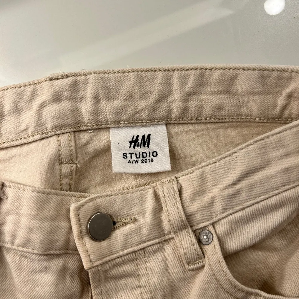 Jeans i väldigt fin färg från H&M Studio. Oanvända! Fin fransdetalj nedtill, highwaist och raka i benen.. Jeans & Byxor.