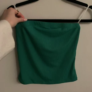 Grön tajt bandå topp från VERO MODA, stl S - Bra skick, använd två gånger. Storlek S