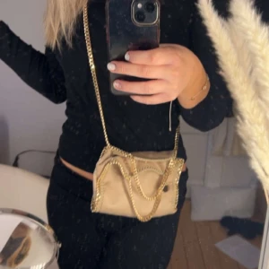 stella mc liknande väska  - säljer denna fina stella liknande väska, knappt använd❤️