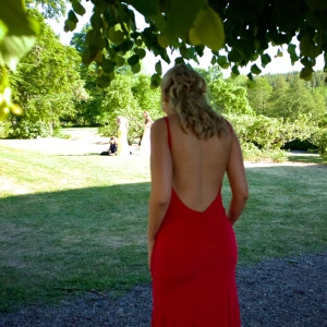 Röd Balklänning / Maxiklänning  - Röd klänning från Club L London, modell Adele. Storlek UK 8 - passar mig som använder 36/38/40 eller S/M. Är stretchig så kan både funka på en storlek ner & upp. Originalpris 1615 kr, säljer för 1100. Använd en gång, nyskick & inga fläckar osv. 