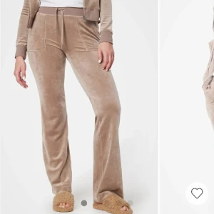 juicy byxor  - säljer mina beigea juicy, tyvärr har matalen på ett av snöret försvunnit så sänker priset ganska mycket! kontakta för mer info❤️