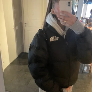 The Northface Jacka  - Hej! Jag säljer min fina northface jacka som jag bara använt nu under december och januari månad. Jag köpte den ny från Northface egna hemsida för 3899 och säljer den för 2300. Den är från herrsidan och är i storlek S. 