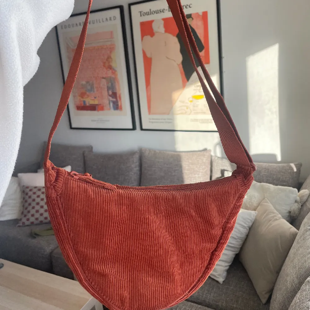 ”Round mini shoulder bag (corduroy)” från uniqlo i färgen dark orange, superfint skick, använd enstaka gång🧡rymlig och smidig. Väskor.