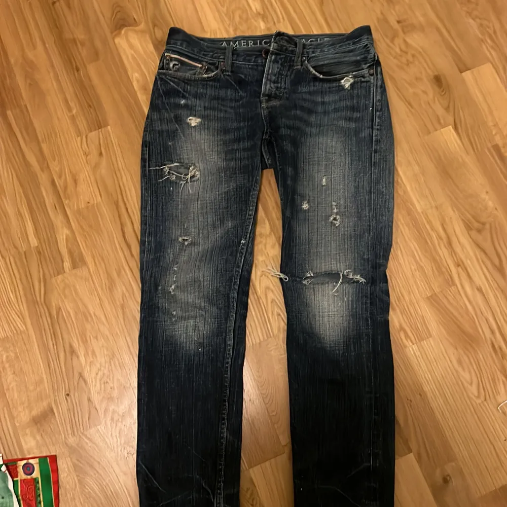 Säljer ett par jätte snygga american eagel straight jeans med revor!!💘💘skriv för fler frågor. Jeans & Byxor.